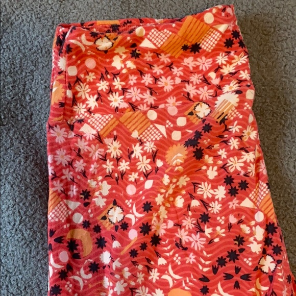 2/$18 🎉 OS LuLaRoe Leggings - Picture 2 of 3